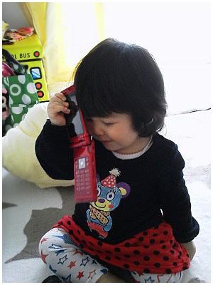 カブ子のおもちゃになった古いケータイ電話で　もしもーし♪
