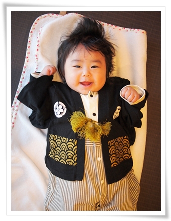 甥っ子がお食い初めの時に着てた袴風ロンパースを着て(^^)