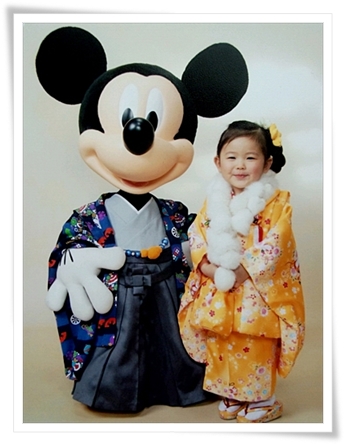 ２歳の記念写真♪　このとき、何度かミッキーマウスのほっぺにチュッてするカブ子;;;　なんだかジェラシー感じちゃいましたょ(-_-;